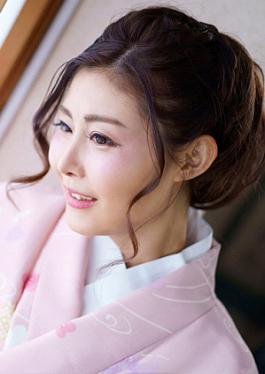 1P-041124-001 การต้อนรับที่เย้ายวนใจด้วยจิตวิญญาณของเจ้าภาพผู้สวยงาม
